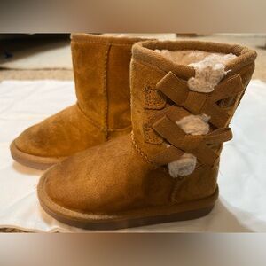 The Koolaburra by UGG Girls' Victoria Short Boot. ** Good condition**